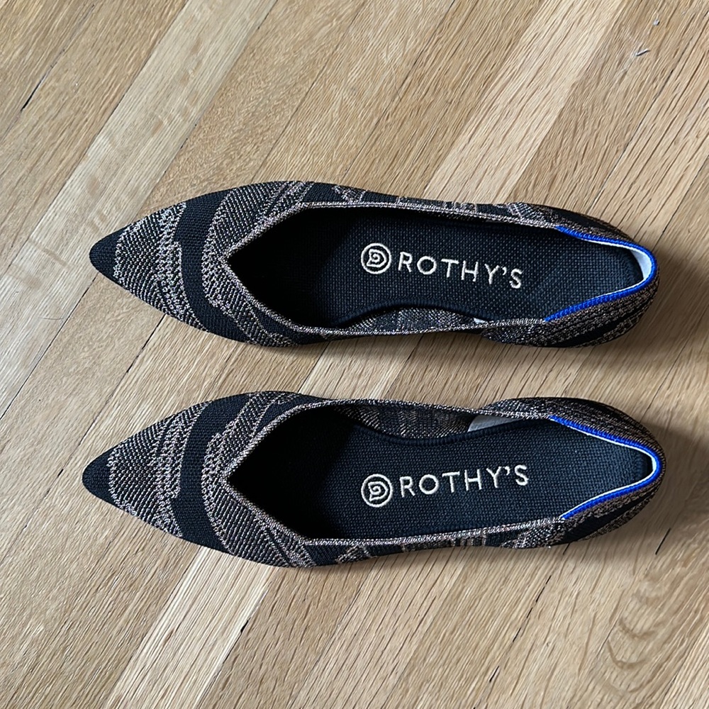 Black and gold flat Rothy’s 7.5